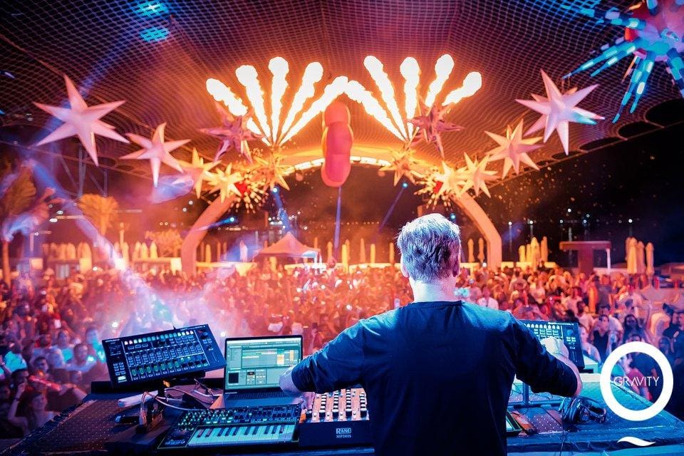 Vibrant atmosphere at Zero Gravity Beach Club Dubai with a live DJ.